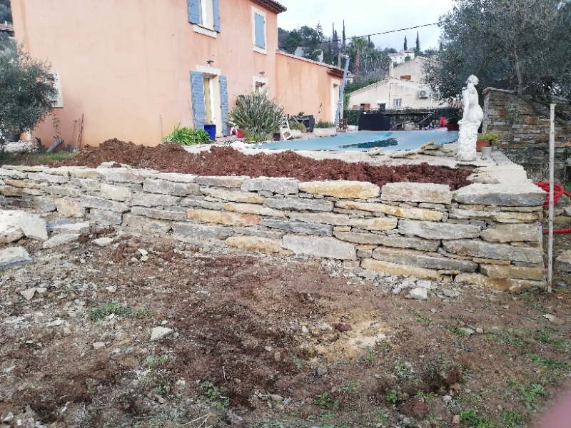 Jardinière en enrochement autour d'une piscine à Sollies dans le var 83
