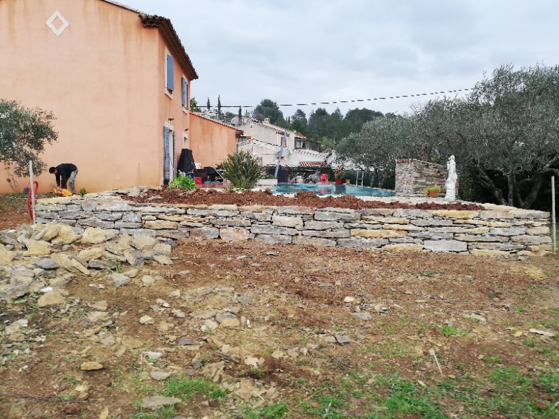 Enrochement le long d'une piscine pour plantation à Solliès dans le 83