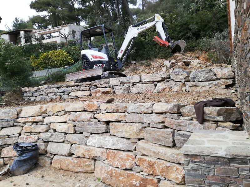 Enrochement pour soutenir les terres dans un jardin à Hyères dans le Var