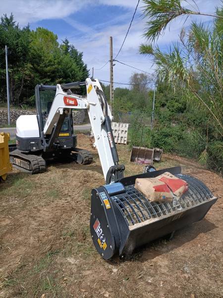 Godet malaxeur rapidité pour coulage béton d'un mur de clôture dans le Var 83
