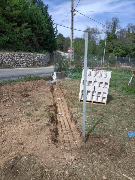 Réalisation d'une tranchée pour construction mur en agglos et coulage béton pour pose de clôture rigide à Carnoules proche de Rocbaron dans le Var 