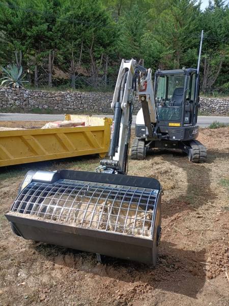 Utilisation du godet malaxeur pour construction muret en agglos pour pose de clôture rigide à Carnoules dans le Var 83