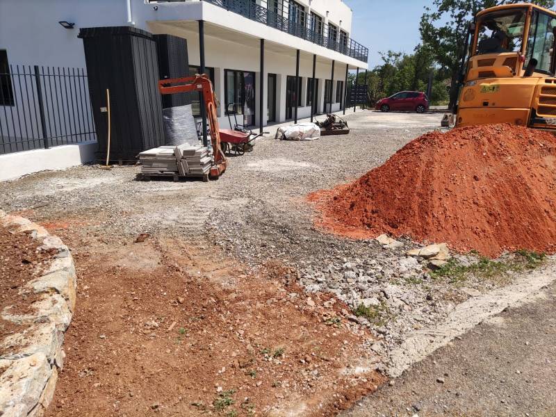 Mise en place des matériaux pour nivellement terrain à Carnoules