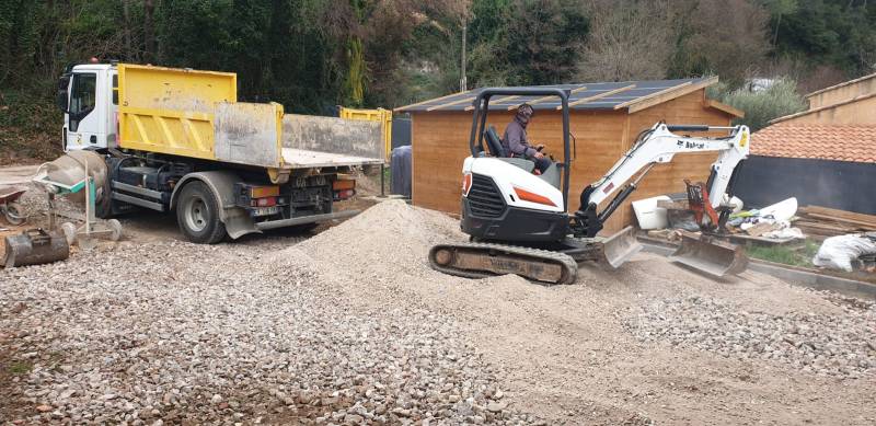 Apport de matériaux avec mini pelle et poids lourds pour aménagement accès maisonac à solliès dans le Var 