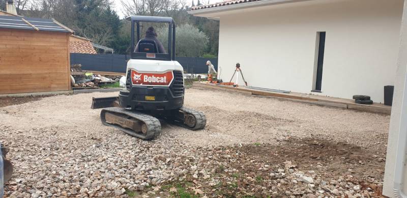 Nivellement du terrain et création d’un parking en gravier pour une maison à Solliès-pont