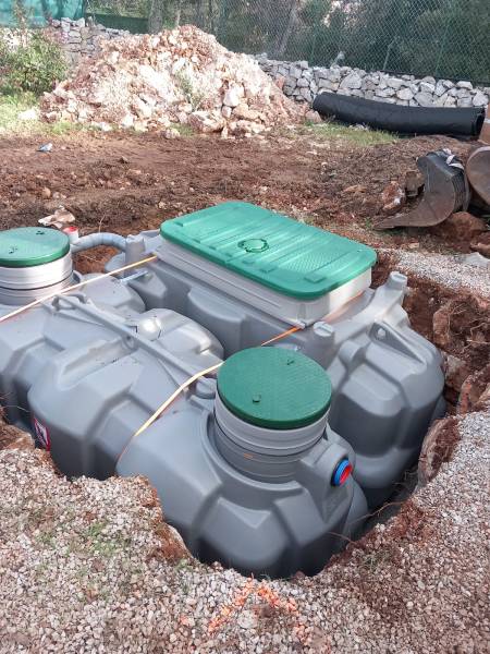 Mise aux normes d'une fosse septique, assainissement individuel, suite visite du SPANC par entreprise spécialisée à Rocbaron, proche Garéoult dans le Var