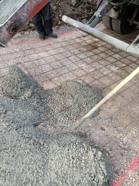 Coulage béton et réglage au râteau accès maison à Carnoules proche de Cuers 