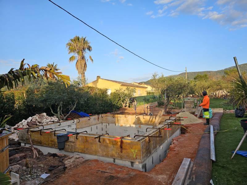 Construction d'une piscine en béton enterrée à Cuers dans le Var