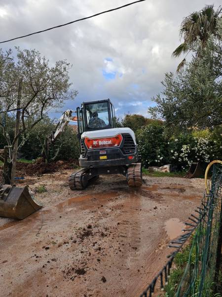 Terrassement trou de piscine creusé à la mini pelle et BRH avec présence de  roche à Cuers dans le Var 83
