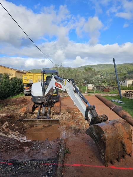 Début du terrassement d'une piscine enterrée à Cuers dans le Var