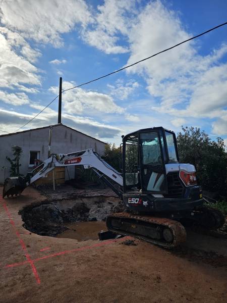 Ancienne piscine ronde retirée début du terrassement de la piscine enterrée carrée à Cuers dans le Var