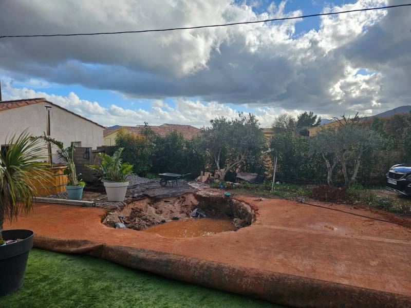 retrait de l'ancienne piscine en bois pour le terrassement de la nouvelle piscine carrée à Cuers dans le Var
