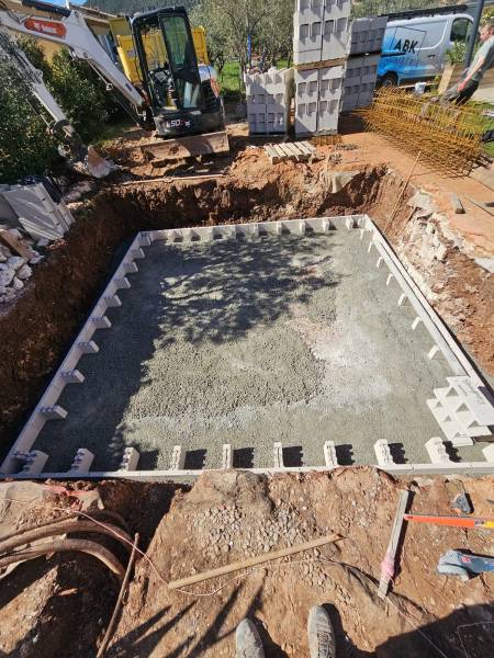 Construction d'une piscine enterrée carrée à Cuers dans le Var