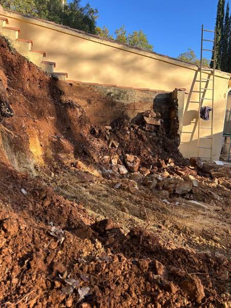 Excavation terre et roche à la mini pelle 8 T pour agrandissement et nivellement à Rocbaron plateforme