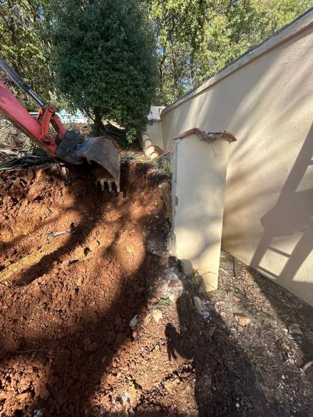 Démolition d'un muret pour création d'une plateforme pour futur parking dans le Var