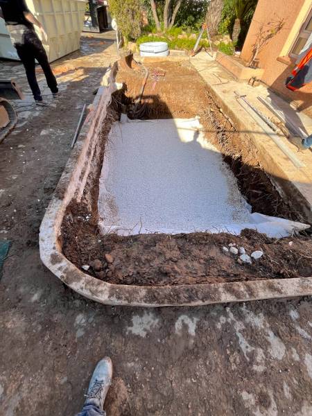 Terrassement avec mini pelle à l'arrière d'une maison pour mise en place piscine coque 4X4 à Hyères