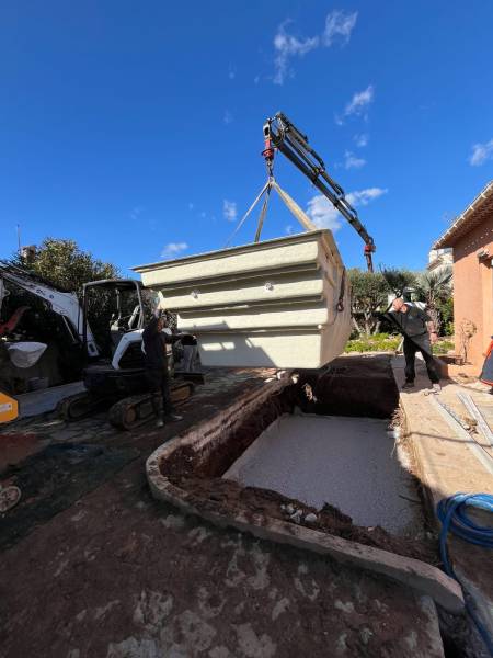 Mise en place d'une piscine coque avec grue dans un jardin privé avec accès difficile à Hyères