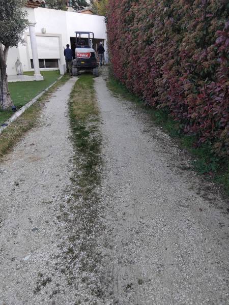 Début du terrassement avec le nivellement des terres pour la crèation d'un accès à un garage propre et signé en gravier gris et dalle alvéolée dans le var