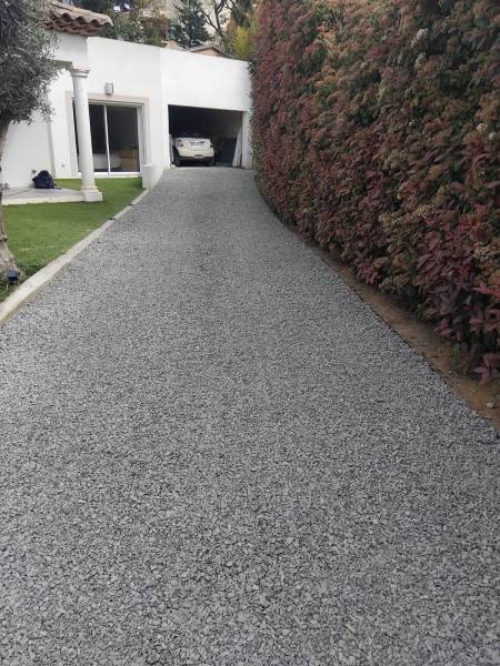 Création d’un accès de villa en gravier gris avec bordure à La Seyne-sur-Mer