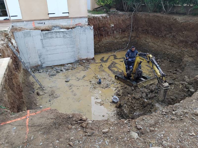 Terrassement en action sous la pluie à Cuers – préparation du sous-sol pour l’extension avec BRH (brise roche) 