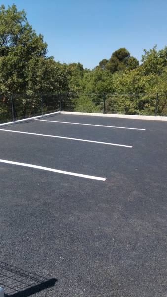 Création de parking à Brignoles dans le Var : nivellement, compactage, enrobé et traçage des places