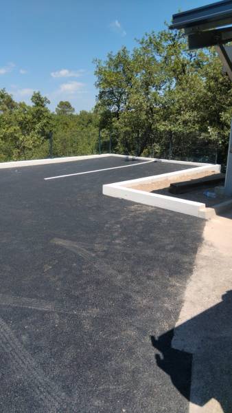 Finition parking professionnel avec traçage place à la peinture blanche Brignoles Var