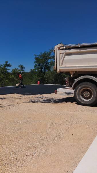 Mise en place d'un enrobé noir sur un parking pour professionnel ou particulier dans le var