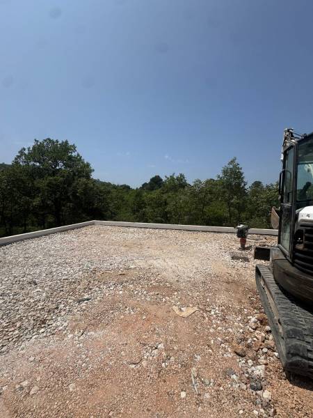 Phase préparatoire de la création d'un parking en enrobé noir dans le var 