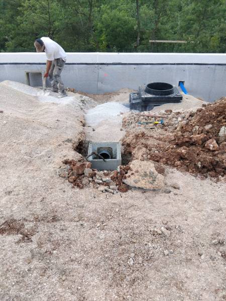 Pose d’un séparateur d’hydrocarbures sur parking à Brignoles, près de Rocbaron – Travaux d’assainissement
