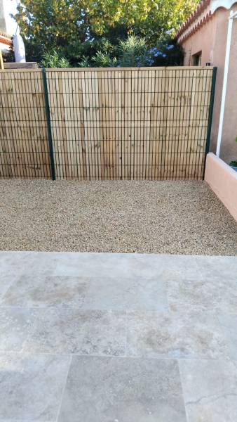 Installation d’une clôture brise-vue et aménagement paysager en galets de Vergèze à Hyères