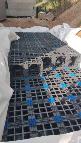 Création d'un bassin de rétention d'eaux pluviales en casier marque Funke sur un parking destiné à des locaux professionnels à La Seyne sur mer dans le var