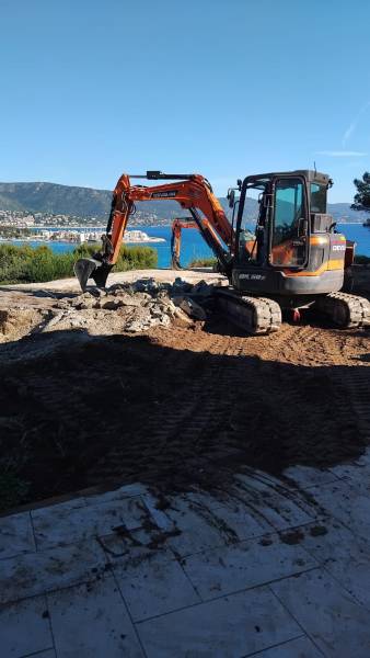 Trouver un terrassier pour des travaux de terrassement de votre maison à Hyères dans le sud de la France
