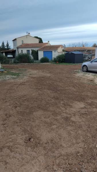 Remise en état du terrain avec engin mécanique après la mise en place d'un bassin d'infiltration par entreprise Carnoulaise