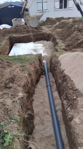 Création d'un drain connecté au bassin d'infiltration pour traitement des eaux de pluies dans le var