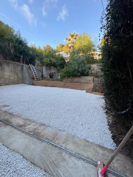 Aménagement d’un parking en gravier blanc dans le Var