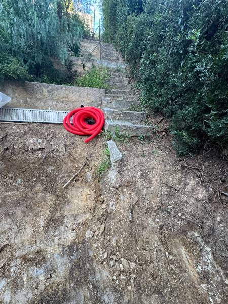 Chantier avant réalisation par notre équipe d’un escalier en traverse de chêne et parking en gravier blanc au Lavandou dans le Var