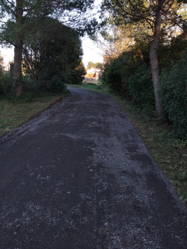 chemin d’accès d’une maison avec décapage des terres et pose de rabotage d’enrobé à Brignoles