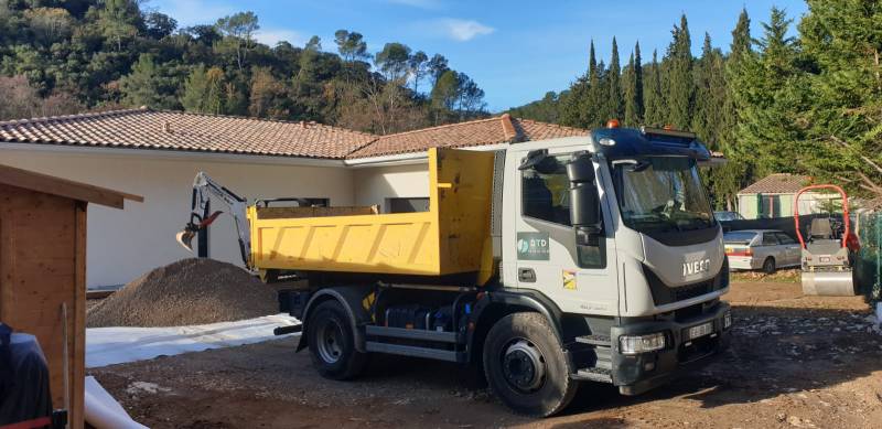 Apport de tout venant et gravier pour aménagement accès maison à Solliès dans le Var
