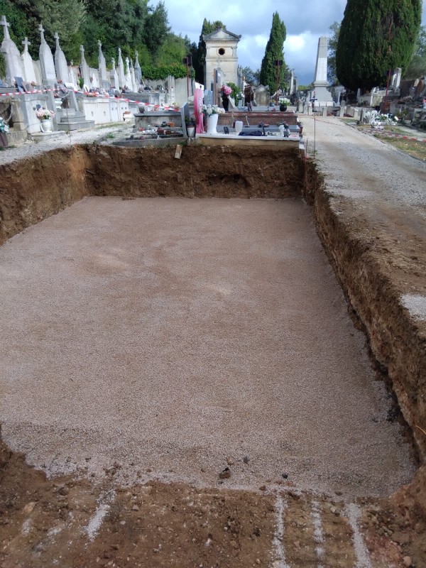 Terrassement dans cimetière pour pose de caveaux funéraires dans le Var