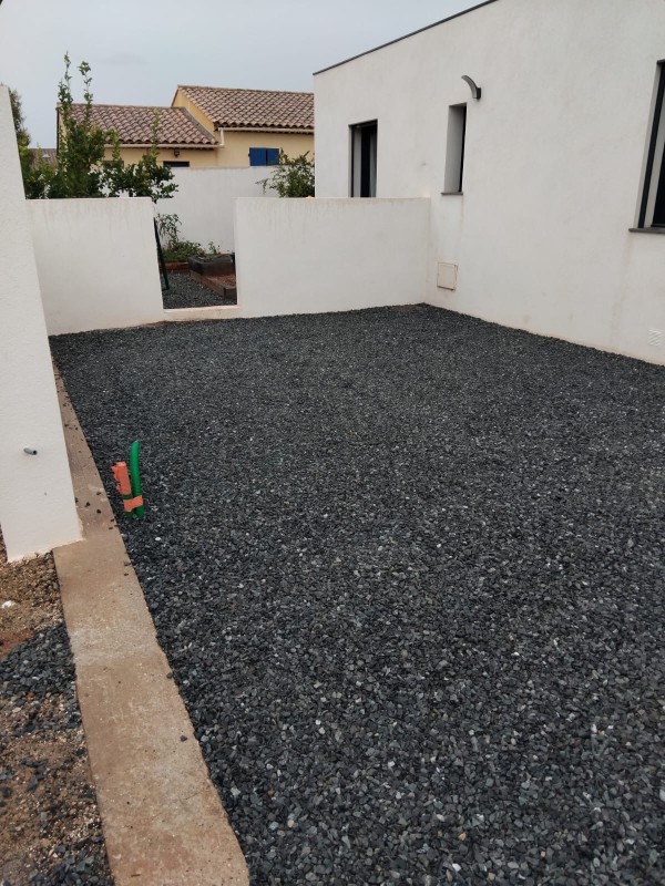 Allée de maison blanche moderne en gravier gris avec dalle Nida Gravel à Cuers 