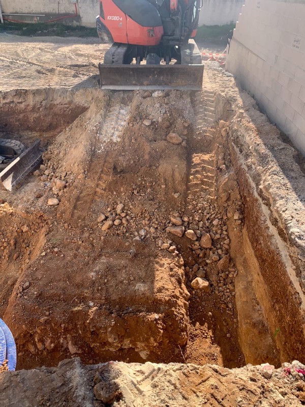 Piscine creusée carré dimension 4X4 dans un jardin privé à Hyères 