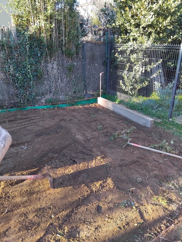 Nivellement et aplatissement du terrain pour mettre en place un potager à Cuers dans le Var 