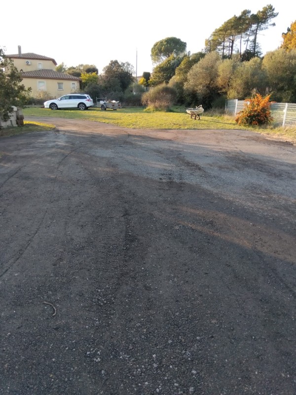 chemin d’accès d’une maison avec décapage des terres et pose de rabotage d’enrobé à Brignoles