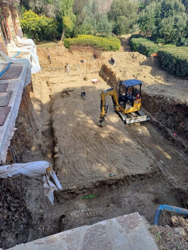 Terrassement fondation extension maison avec excavation des terres excédantes à Hyères proche La Farlède  