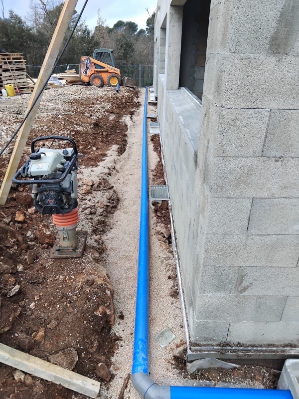 Pose d'un drain autour d'une maison pour éviter l'humidité et protéger la maison à Brignoles proche Rocbaron