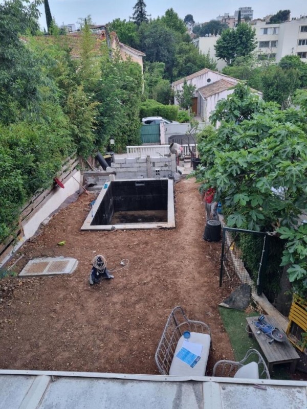 terrassement piscine et préparation terrain pour pose de gazon synthétique à Toulon 83