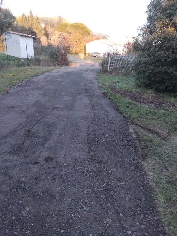 chemin d’accès d’une maison avec décapage des terres et pose de rabotage d’enrobé à Brignoles