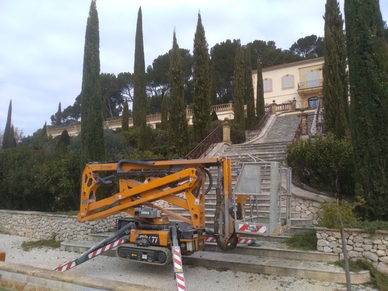Nacelle pour la taille d'une haie de cyprès dans le Var