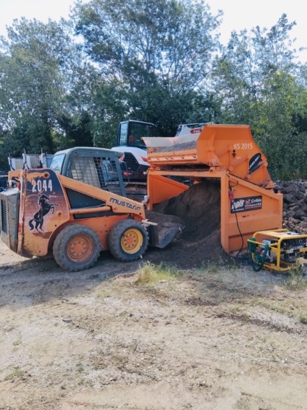Réalisation d'un criblage de terre et cailloux sur un chantier de terrassement à Hyères dans le 83