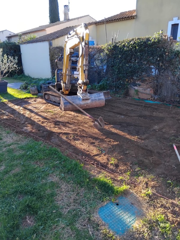 Nivellement des terres avant construction d'une jardinière pour mise en place d'un potager à Cuers dans le Var